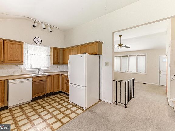 4th image of 63 Pleasant Valley Dr