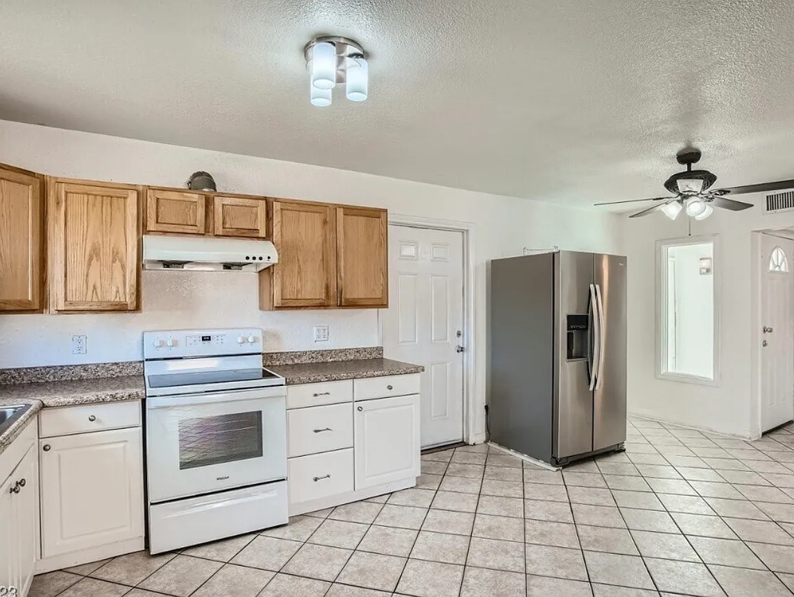 3 bed, 1180 sqft, $2,200 — Photo 4