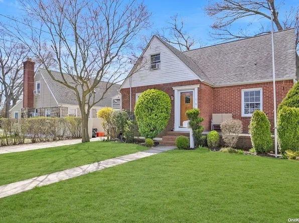 989 Van Buren Avenue, Franklin Square, NY 11010
