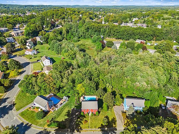 3rd image of 39 Harriman Rd