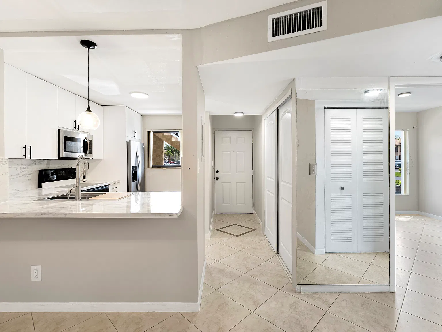 2 bed, 912 sqft, $2,300 — Photo 2