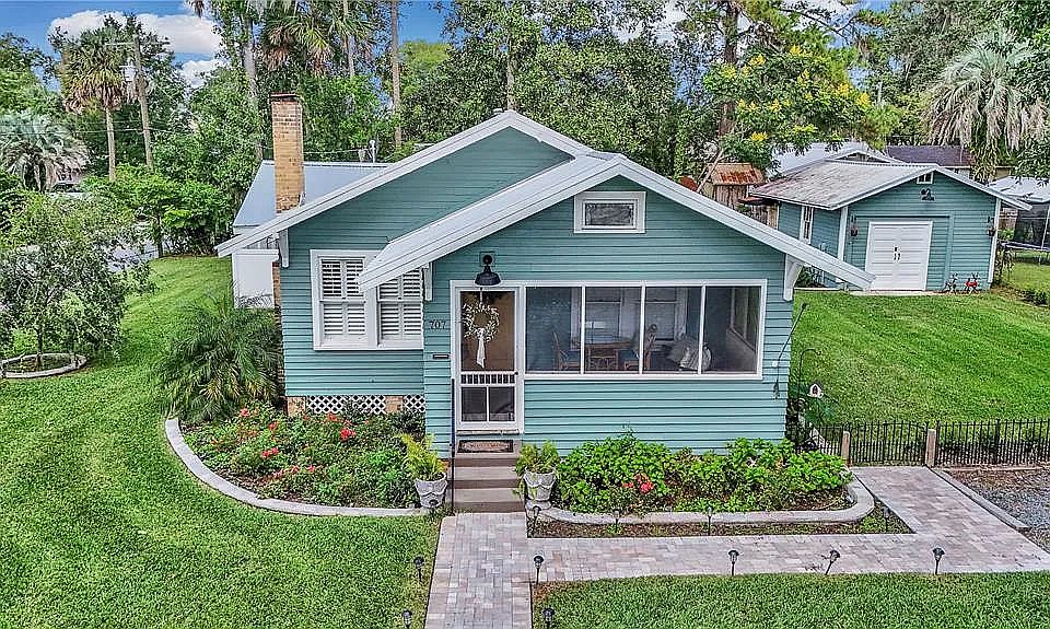 1st image of 707 SE 10th Pl #1