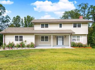 7 Foxwood Ln, Thornwood, NY 10594