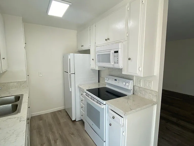 635 Emory St #6 — Photo 3