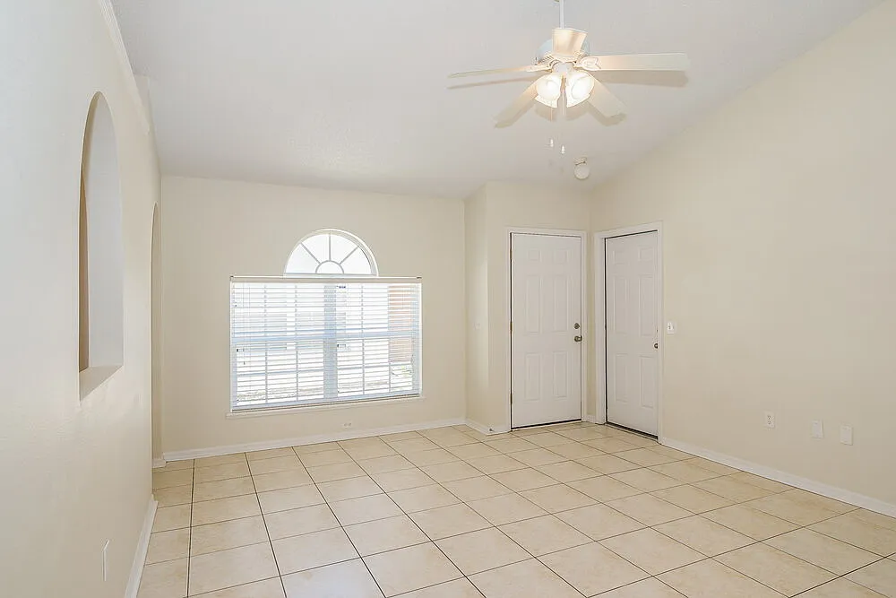 3 bed, 2.0 bath, 1324 sqft, $2,390 — Photo 2