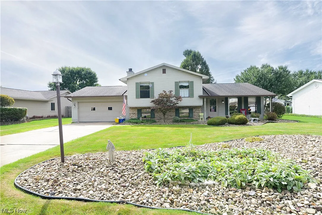 679 Angiline Dr photo 1