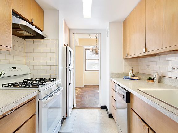 5th image of 201 E 66th St APT 19L
