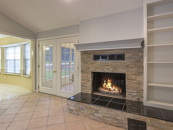5th image of 705 Honeysuckle Dr