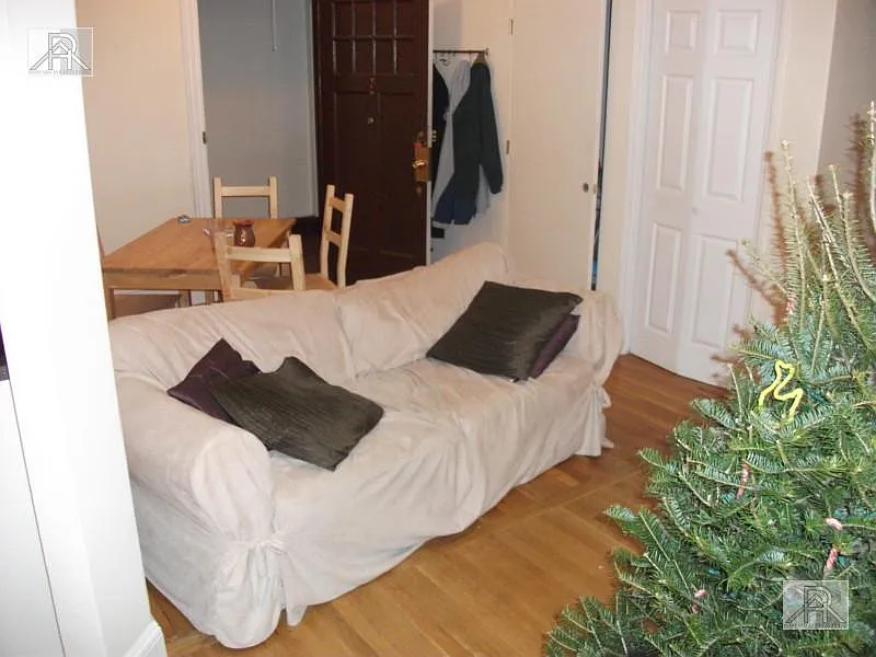 4 bed, 1.0 bath, 1100 sqft, $5,400 — Photo 3