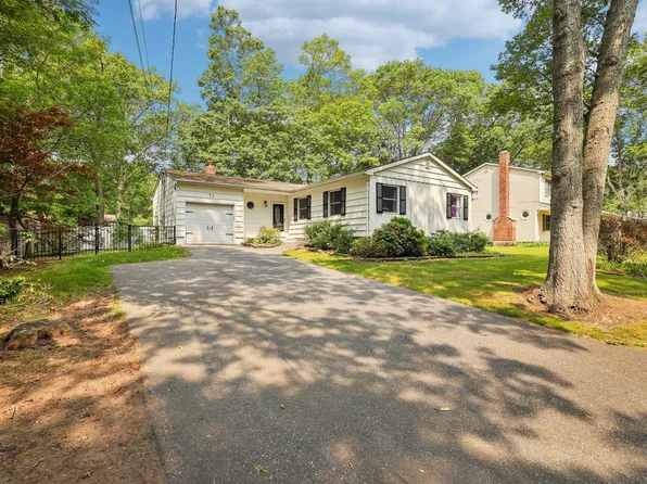 52 Iroquois Trail, Ridge, NY 11961