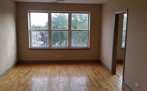 2nd image of 4026 W Division St Unit 402