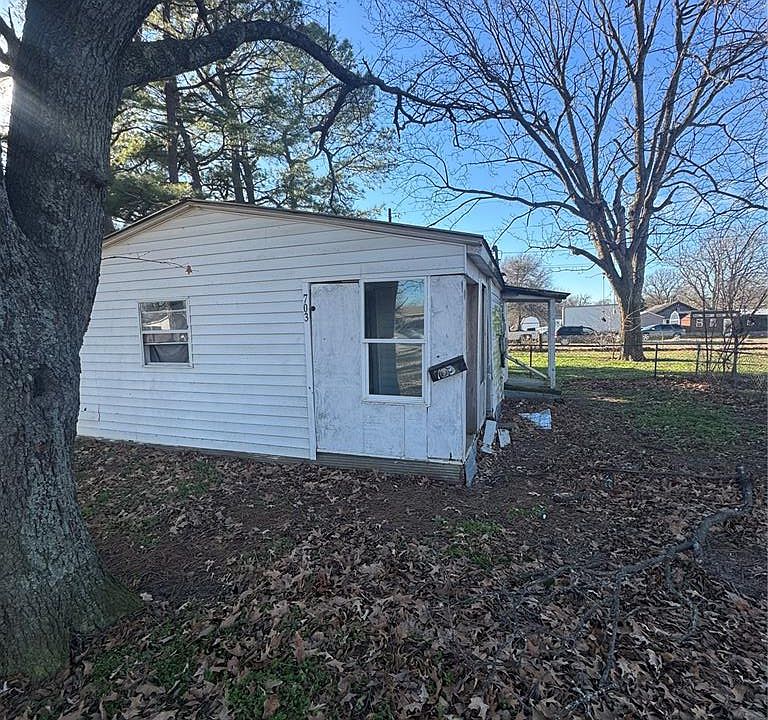 1st image of 703 Slicer St