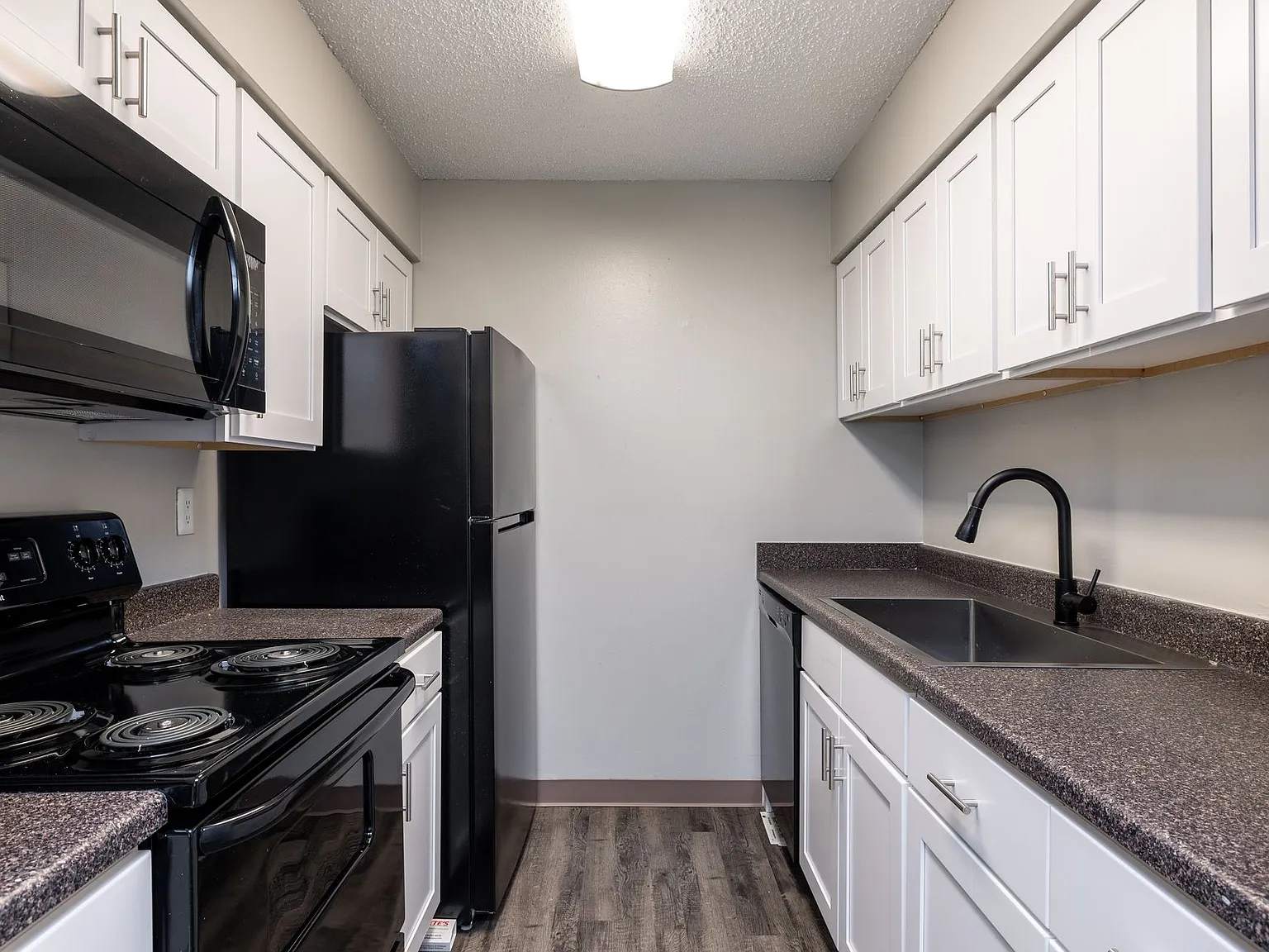 Emerald Hills Apartments — Photo 1