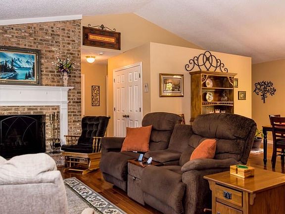 4th image of 3121 Fairoaks Dr