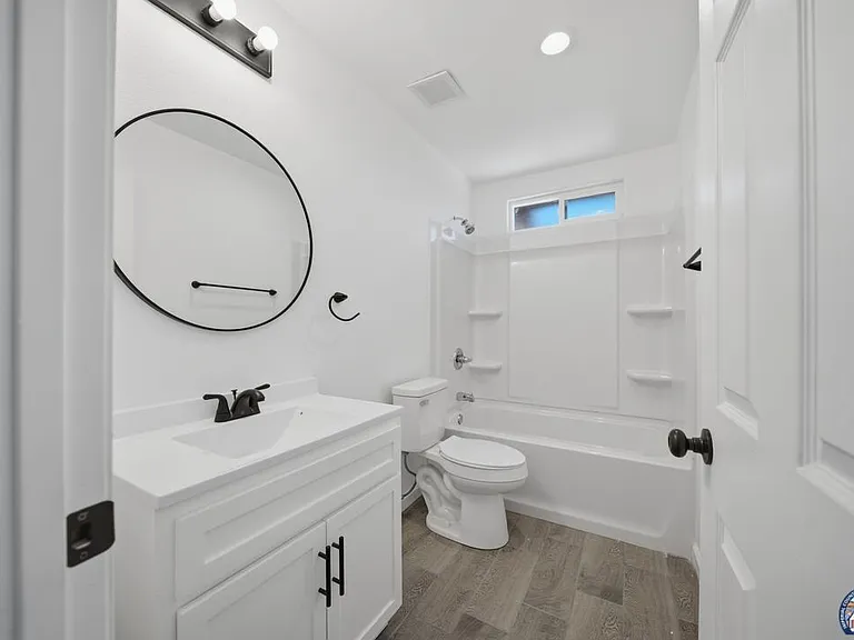 1077 Wozencraft St — Photo 9