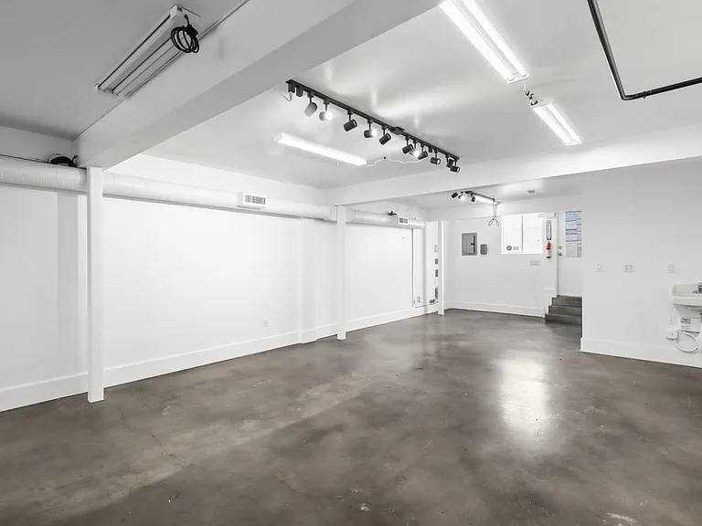 1050 S Fairfax Ave — Photo 3