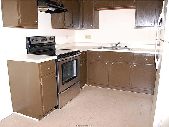 3rd image of 1004 Autumn Cir APT C