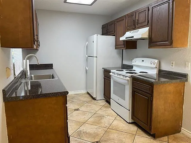 3 bed, 1.5 bath, 1186 sqft, $1,450 — Photo 3