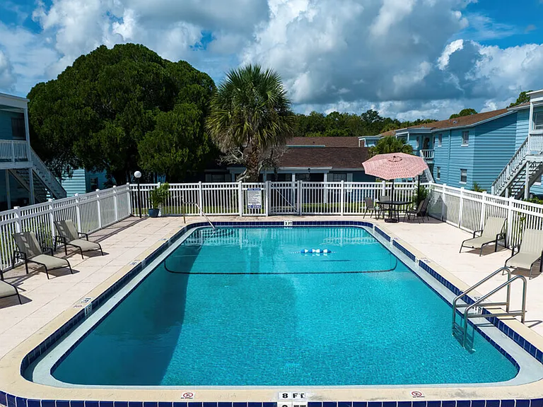 Manatee Bay Apartments — Photo 11