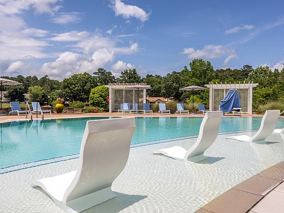 Lakeside Village Apartments