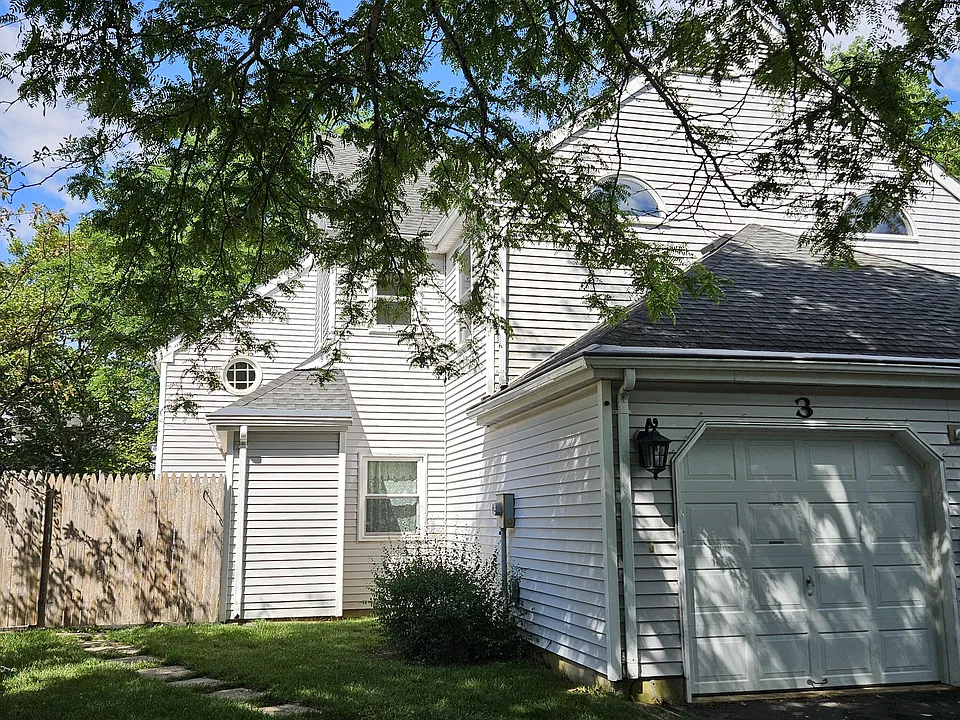 3 Millay Ct