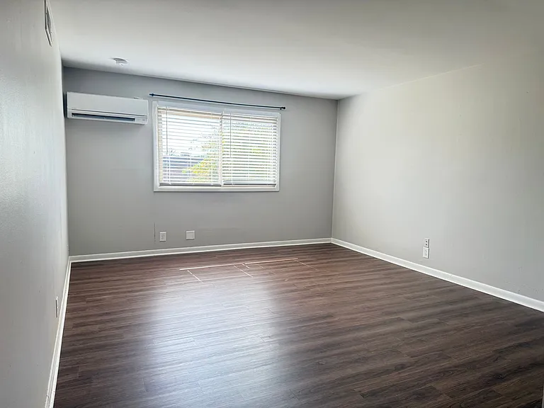 Executive House Apartments — Photo 49