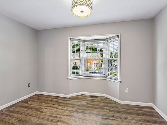 3rd image of 1812 Foxdale Ct