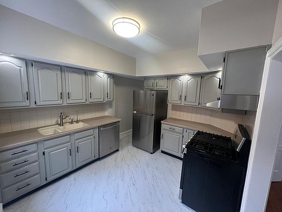 5th image of 403 W 19th St