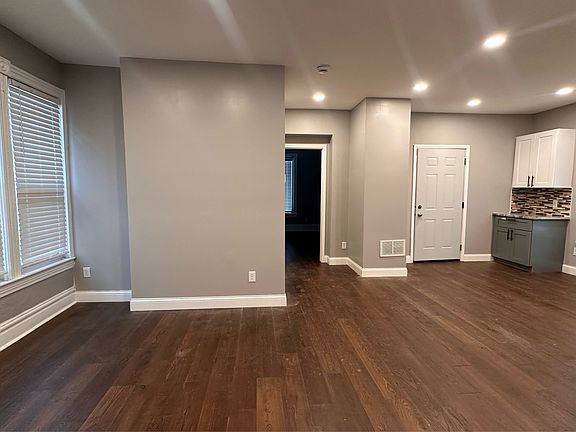 5th image of 936 Westminster St #2
