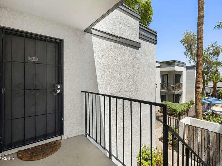 740 W Elm St #207 — Photo 3