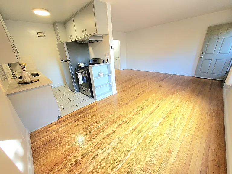 330 Orizaba Ave #7 — Photo 2