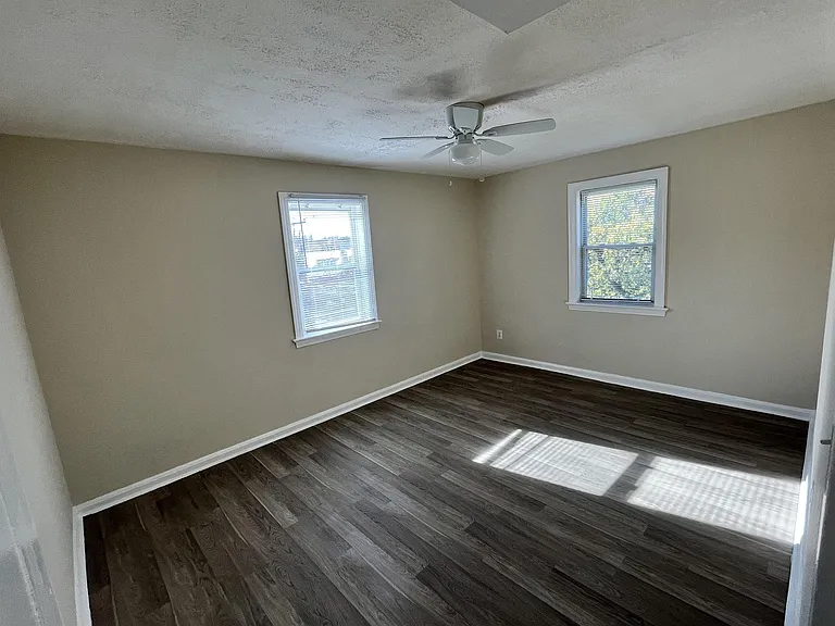 811 Barnaby St SE — Photo 9