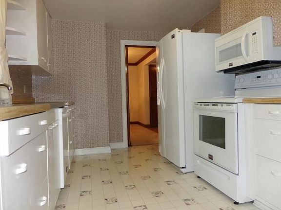 3rd image of 334 E Broadway St