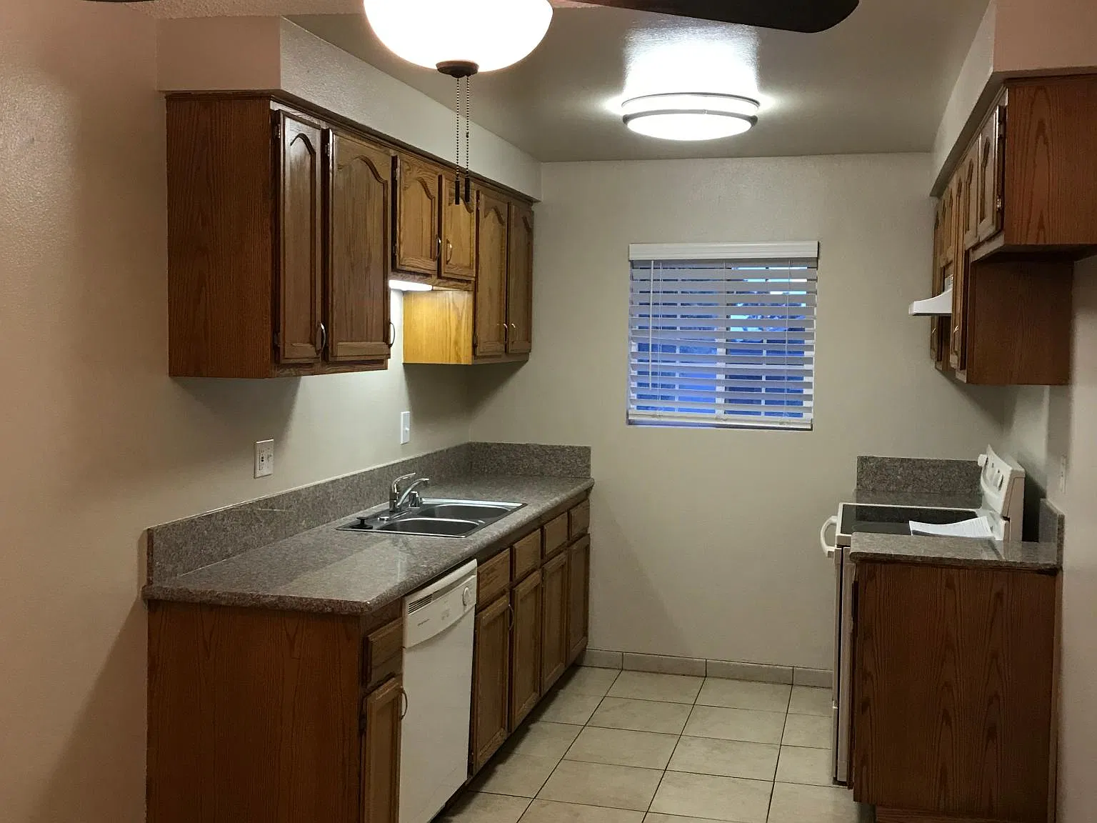 2 bed, 900 sqft, $1,900 — Photo 1