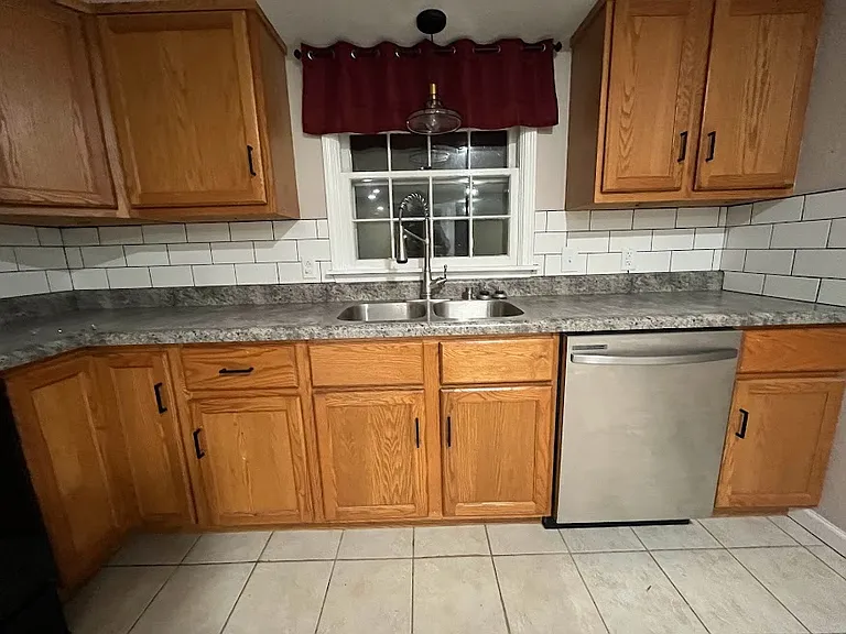 2414 Hilltop Ln — Photo 4