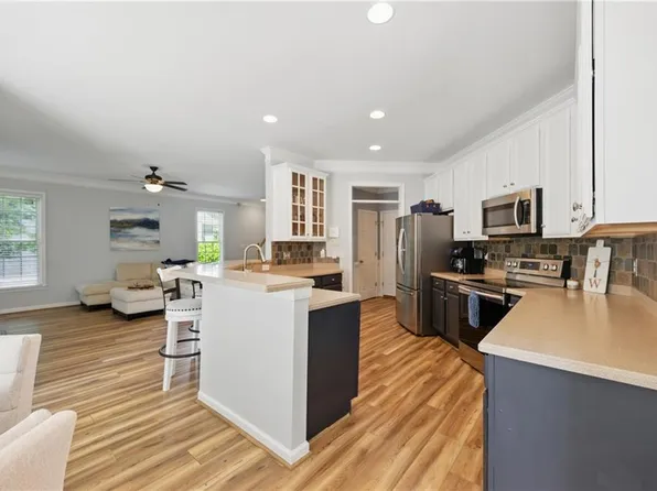 22217 Tradewinds Dr, Carrollton, VA 23314