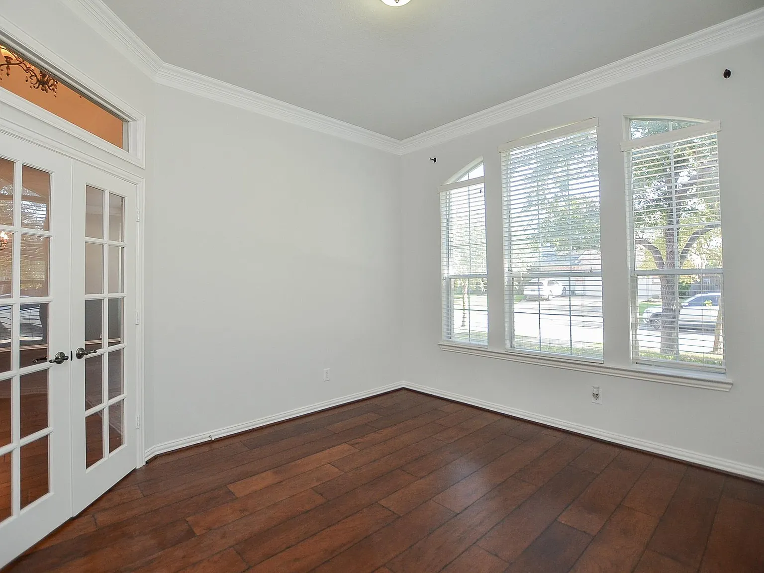 4 bed, 4.0 bath, 4407 sqft, $4,200 — Photo 4