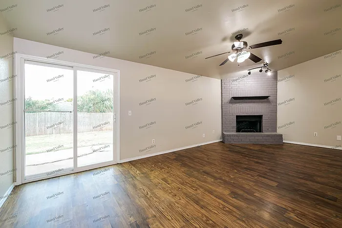 3 bed, 2.0 bath, 1301 sqft, $1,550 — Photo 3