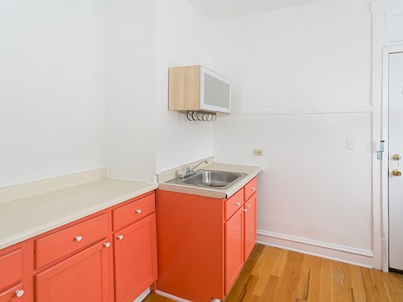 2nd image of 558 W Aldine Ave APT 2N
