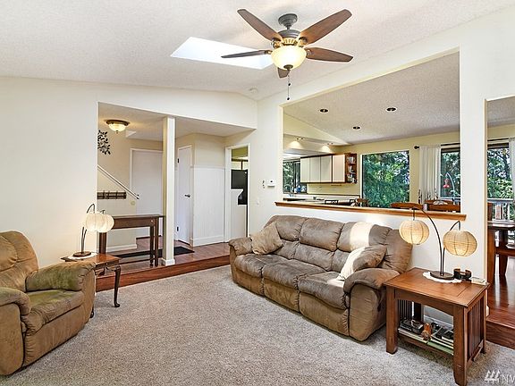 4th image of 910 NE Melanie Ct