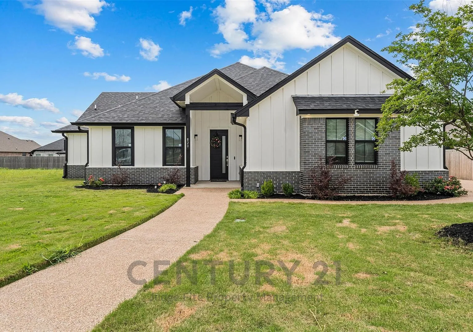 Beautifully Designed 4/3/2 in Highly Sought-After Lorena ISD! — Photo 1