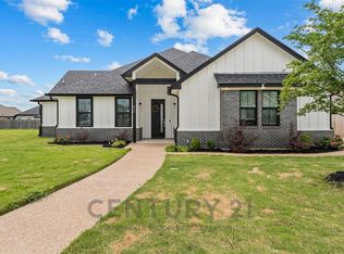 820 Forward Pass Dr, Hewitt, TX 76643