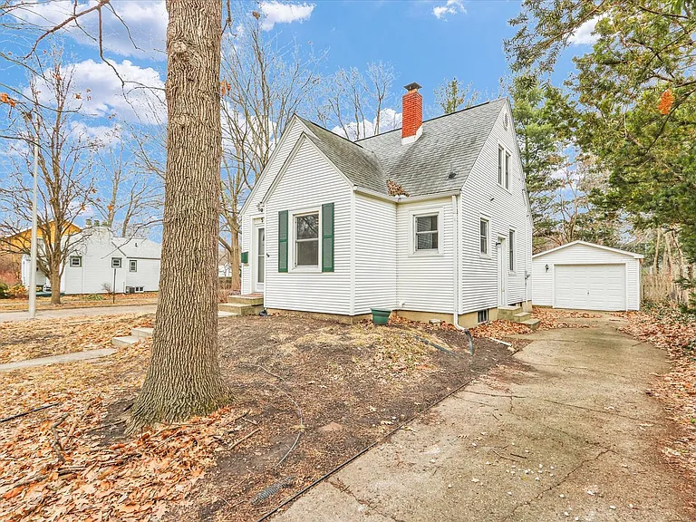 502 E Washington St — Photo 2