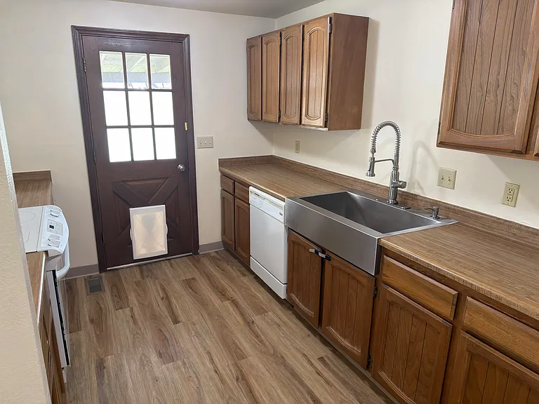 1936 Hutchins Cir — Photo 13