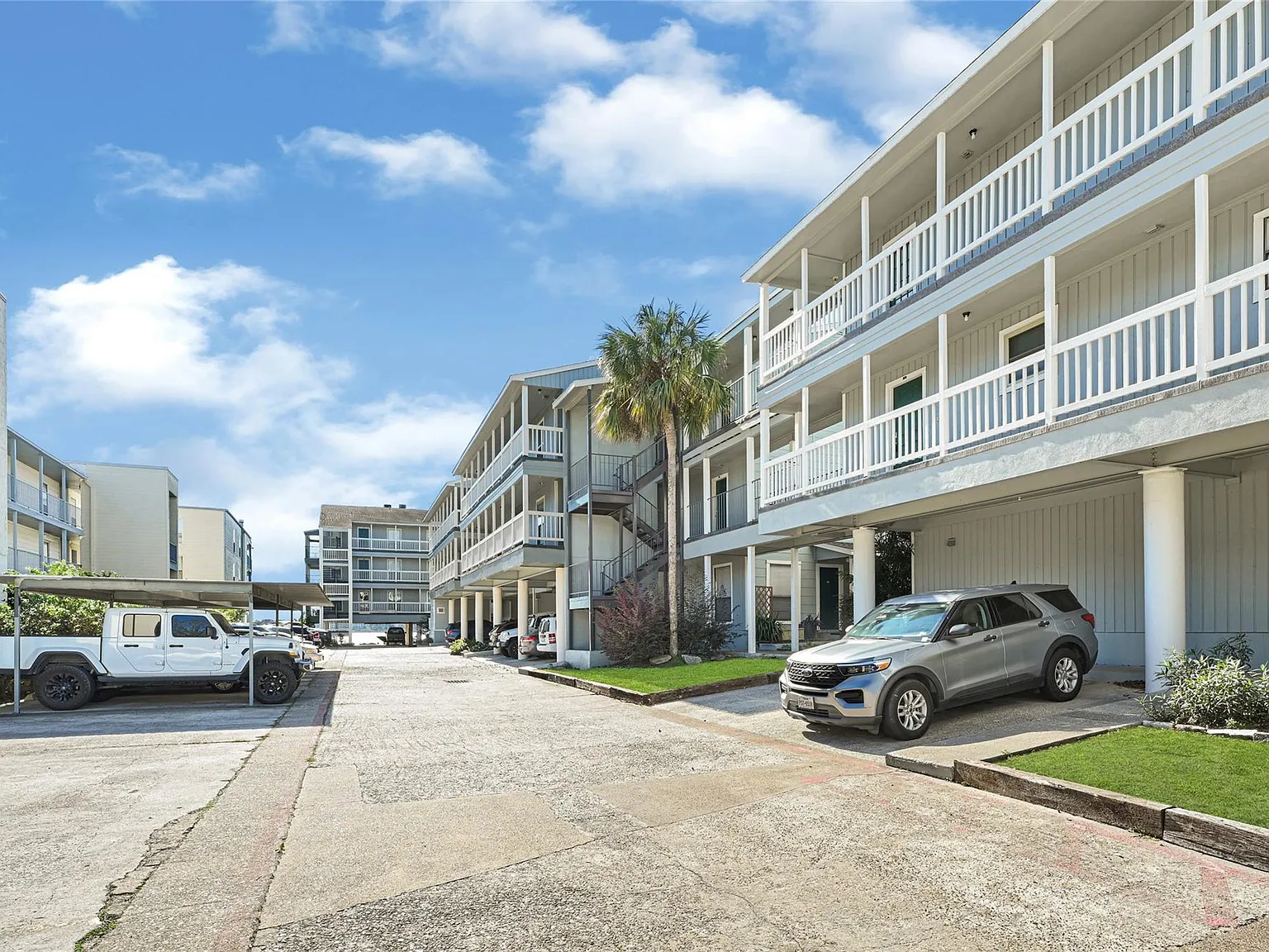 1 bed, 1.0 bath, 530 sqft, $1,325 — Photo 2