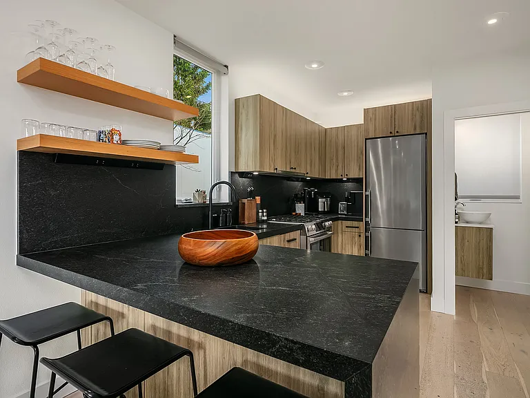 926 14th Ave — Photo 3