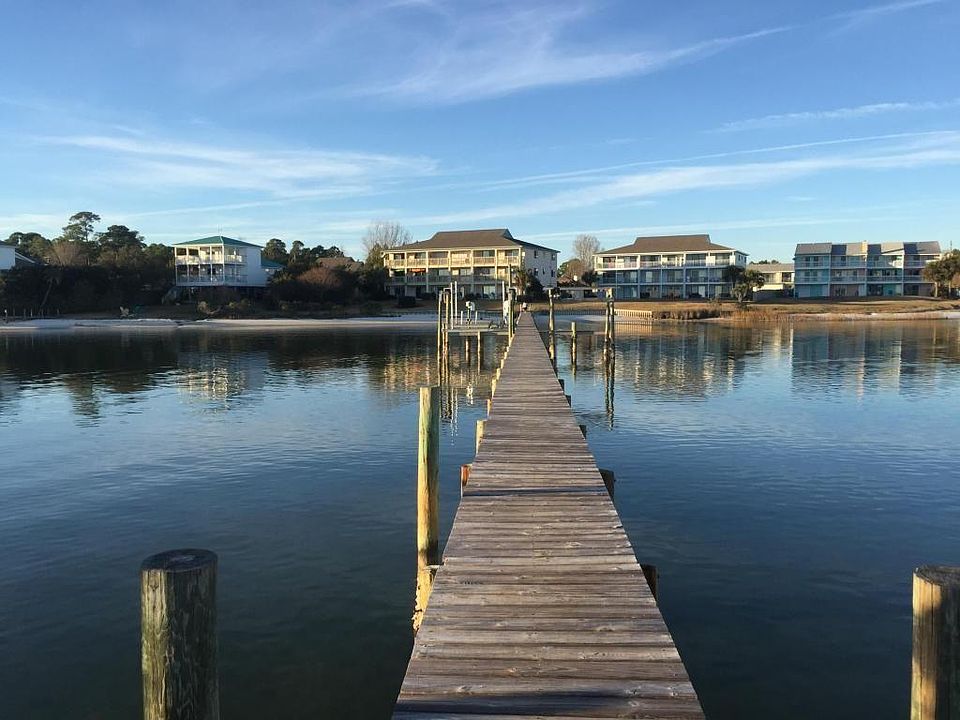 Very very long dock -- good for fishing!