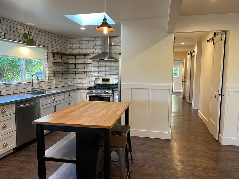 2334 Burnside Rd — Photo 22
