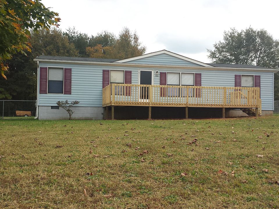 Streetview - large lot with new front deck