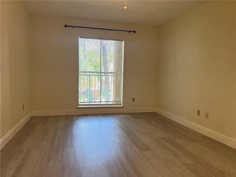 875 Riverside Dr #725 — Photo 15